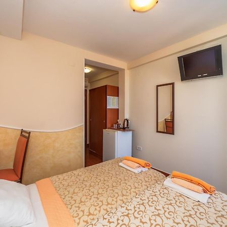Apartments Pod Lozom With Seaview Petrovac エクステリア 写真